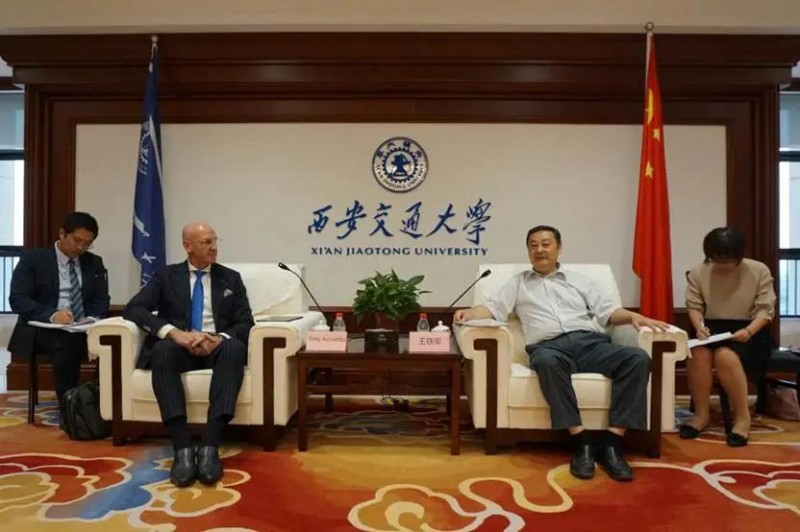 西安交通大學(xué)副校長王鐵軍在創(chuàng)新港涵英樓會見賽默飛中國區(qū)總裁艾禮德